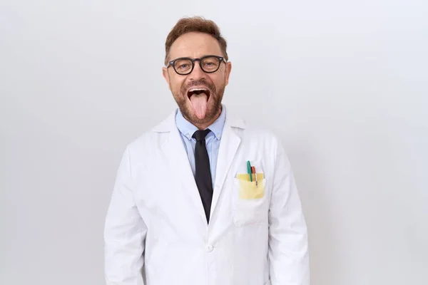 Medelålders Läkare Man Med Skägg Bär Vit Rock Sticker Tungan — Stockfoto