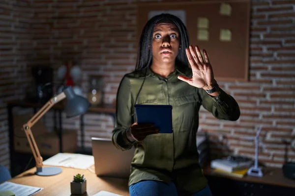 Geceleri Ofiste Örgü Ören Genç Bir Afrikalı Amerikalı Hareketlerini Kızgın — Stok fotoğraf