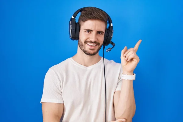 Hombre Hispano Con Barba Escuchando Música Usando Auriculares Con Una — Foto de Stock