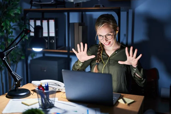 Young Blonde Woman Working Office Night Showing Pointing Fingers Number — Stock Photo, Image