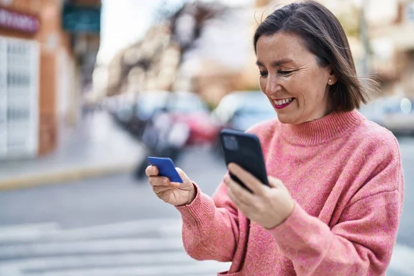 Medelålders Kvinna Använder Smartphone Och Kreditkort Gatan — Stockfoto