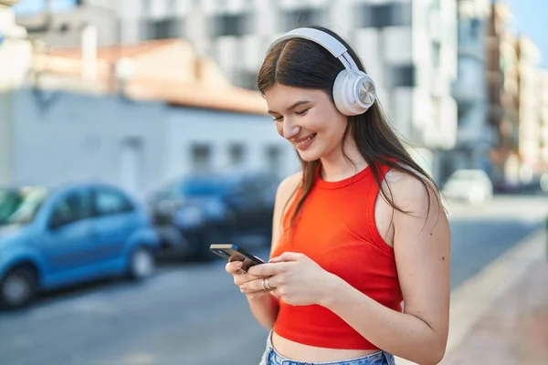 若い白人女性が自信を持って路上で音楽を聴く笑顔 — ストック写真
