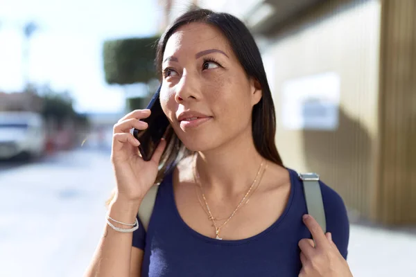 Молодая Азиатка Уверенно Улыбается Разговаривая Смартфону Улице — стоковое фото