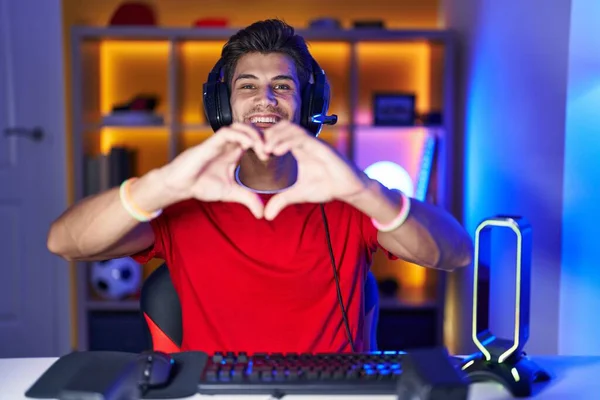 Fiatal Spanyol Férfi Játszik Videojátékok Mosolyogva Szerelemben Csinál Szív Szimbólum — Stock Fotó