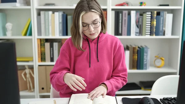 Joven Estudiante Rubia Leyendo Libro Sentado Mesa Biblioteca Universidad — Foto de Stock