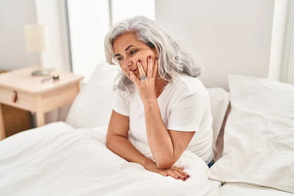 Kobieta Średnim Wieku Zestresowany Siedzi Łóżku Sypialni — Zdjęcie stockowe