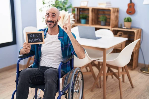 Homem Hispânico Com Barba Sentado Cadeira Rodas Casa Nova Sorrindo — Fotografia de Stock