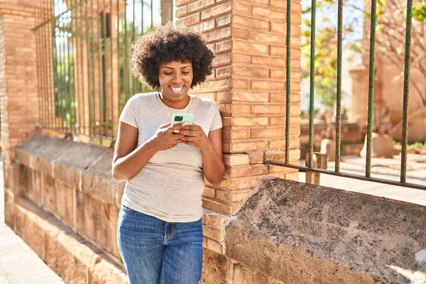 Afrikkalainen Amerikkalainen Nainen Hymyilee Luottavainen Käyttämällä Älypuhelin Kadulla — kuvapankkivalokuva