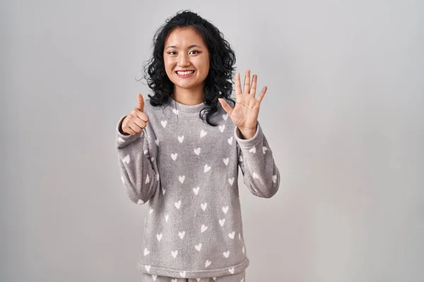 Joven Mujer Asiática Usando Pijama Mostrando Señalando Hacia Arriba Con —  Fotos de Stock