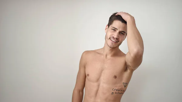Mladý Hispánec Muž Usměvavý Sebevědomé Česání Vlasy Rukou Přes Izolované — Stock fotografie