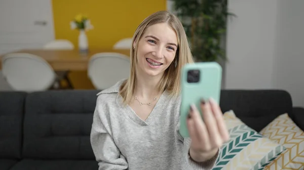 Mladý Blondýnka Žena Dělat Selfie Obrázek Smartphone Sedí Pohovce Doma — Stock fotografie