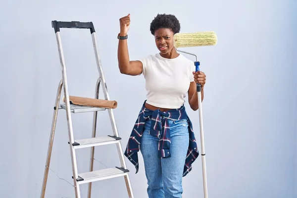 Mujer Afroamericana Sosteniendo Pintor Rodillos Enojado Loco Levantando Puño Frustrado —  Fotos de Stock