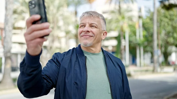 Medelålders Gråhårig Man Ler Tryggt Gör Selfie Smartphone Parken — Stockfoto