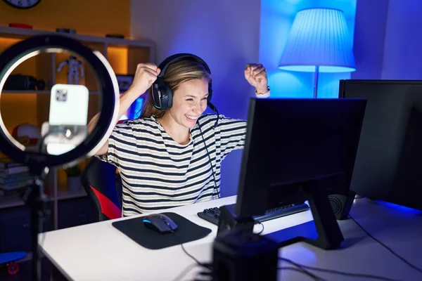 Молодая Блондинка Стример Играет Видеоигру Выражением Победителя Игровой Комнате — стоковое фото