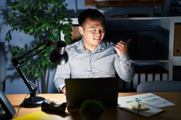Junger Chinese Der Nachts Mit Computer Laptop Arbeitet Lächelt Mit — Stockfoto