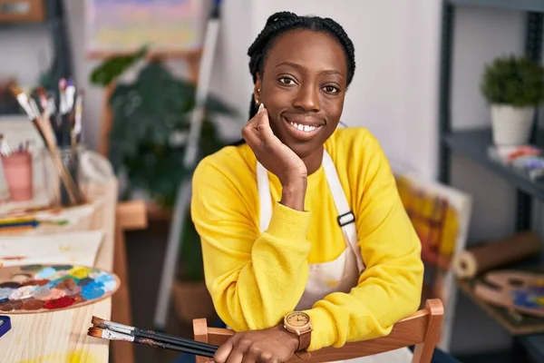 Afrikaans Amerikaanse Vrouw Kunstenaar Glimlachen Vertrouwen Kunst Studio — Stockfoto