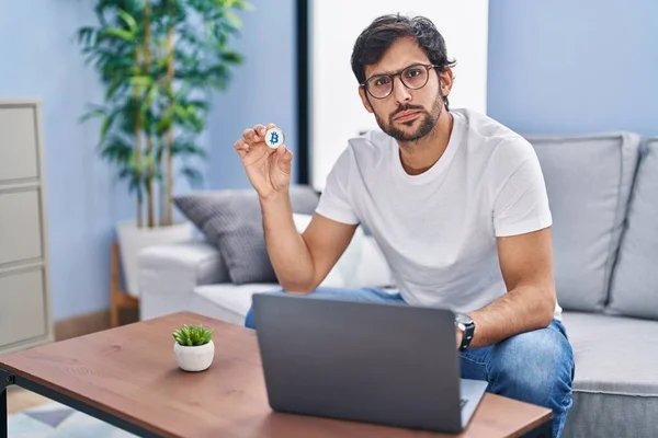 Yakışıklı Latin Adam Sanal Para Birimini Elinde Tutuyor Dizüstü Bilgisayar — Stok fotoğraf