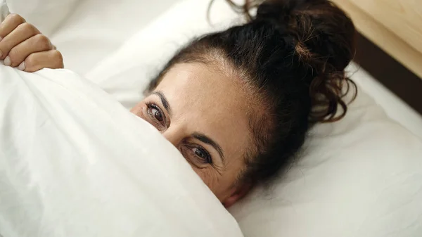 Hispanische Frau Mittleren Alters Liegt Auf Bett Und Deckt Gesicht — Stockfoto