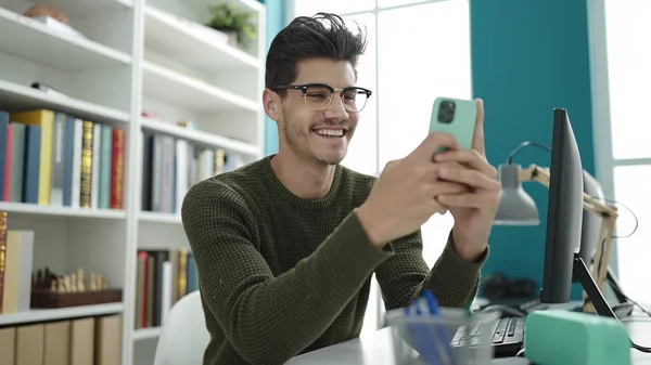 Молодий Студент Іспаномовного Чоловіка Використовуючи Смартфон Сидячи Столі Бібліотечному Університеті — стокове фото
