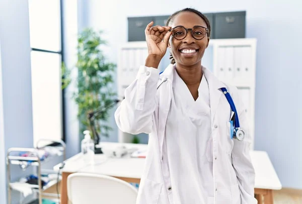 Afrikanische Ärztin Lächelt Selbstbewusst Klinik — Stockfoto