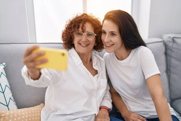 Two Women Mother Daughter Make Selfie Smartphone Home — 스톡 사진