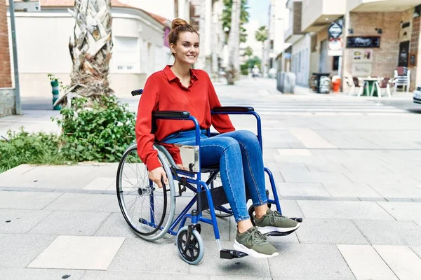 Молодая Женщина Улыбается Уверенно Сидя Инвалидной Коляске Улице — стоковое фото
