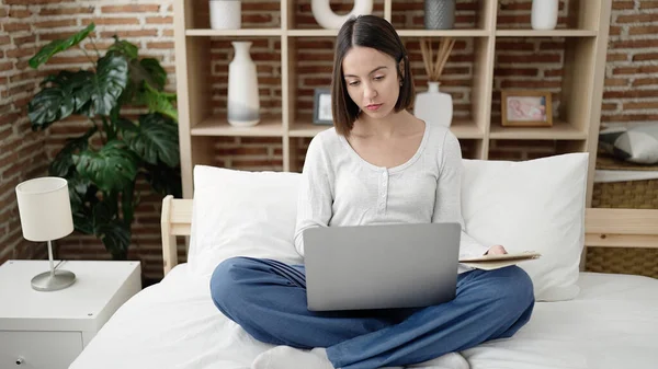 Young Beautiful Hispanic Woman Using Laptop Sitting Bed Bedroom — Stok fotoğraf