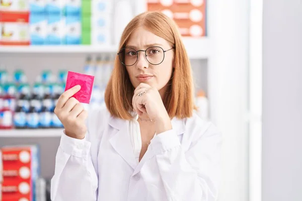 Giovane Donna Rossa Che Lavora Farmacia Farmacia Con Preservativo Faccia — Foto Stock