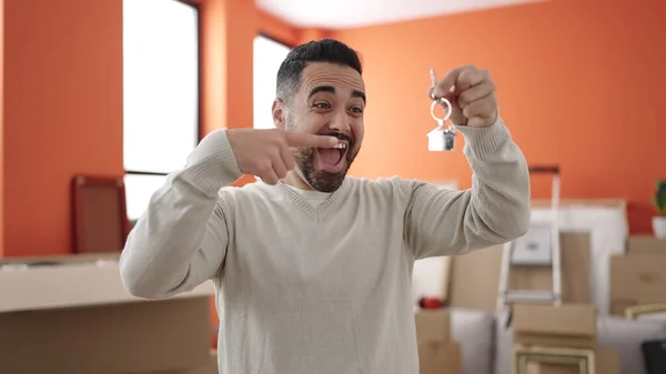 Mladý Hispánec Usmívá Sebevědomě Ukazuje Prstem Klíč Novém Domově — Stock fotografie