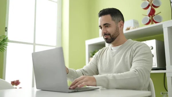 Jovem Hispânico Usando Laptop Sentado Mesa Casa — Fotografia de Stock