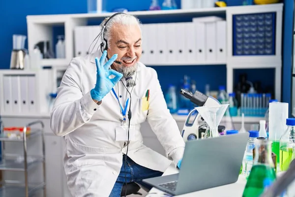 Hombre Mediana Edad Con Pelo Gris Trabajando Laboratorio Científico Haciendo — Foto de Stock