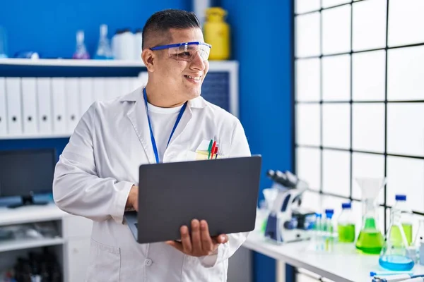 Young Latin Man Scientist Smiling Confident Using Laptop Laboratory — Stock Photo, Image
