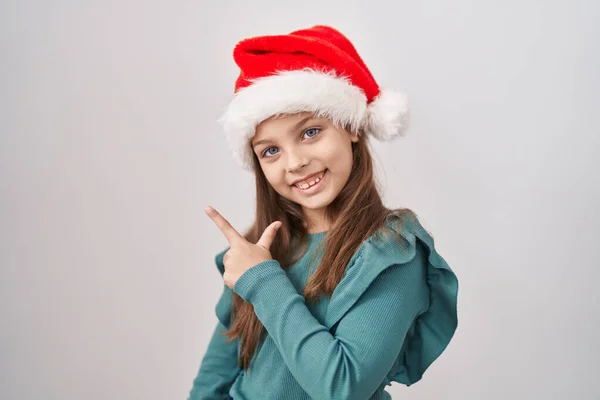 Menina Caucasiana Vestindo Chapéu Natal Sorrindo Alegre Apontando Com Mão — Fotografia de Stock