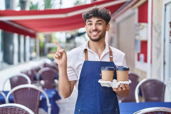 Homem Árabe Com Barba Vestindo Avental Garçom Terraço Restaurante Sorrindo — Fotografia de Stock