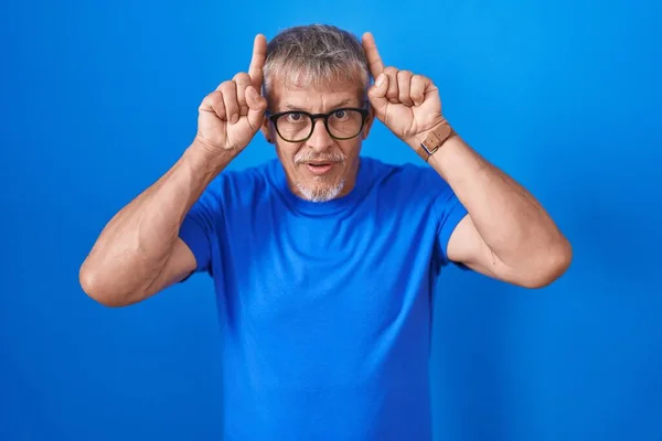 Hispanic Man Grey Hair Standing Blue Background Doing Funny Gesture — Stock Photo, Image
