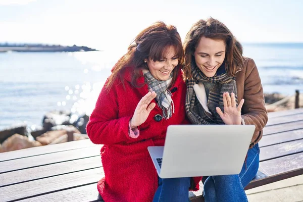 Two Women Mother Daughter Having Video Call Sitting Bench Seaside — Photo