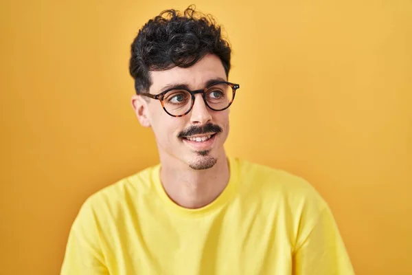 Spanischer Mann Mit Brille Vor Gelbem Hintergrund Der Mit Einem — Stockfoto