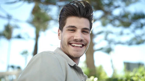 Joven Hombre Hispano Sonriendo Confiado Pie Parque —  Fotos de Stock