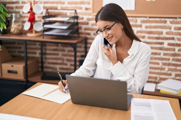 若い美しいパニック女性のビジネスワーカーは オフィスでノートパソコンで書く上で話す — ストック写真