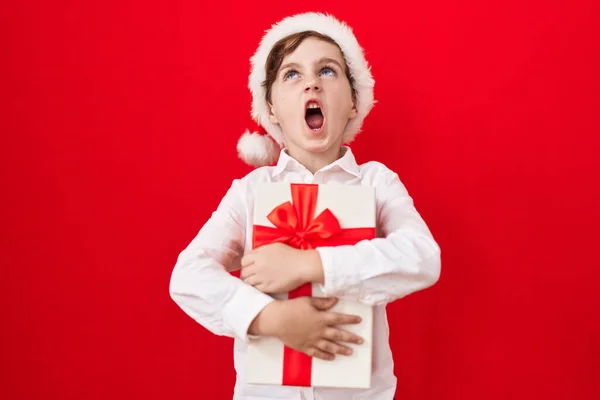 Malý Kavkazský Chlapec Vánočním Kloboukem Dárky Rozzlobený Šílený Jekot Frustrovaný — Stock fotografie