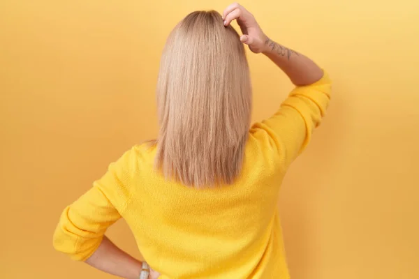 Mujer Caucásica Joven Con Suéter Amarillo Hacia Atrás Pensando Duda —  Fotos de Stock