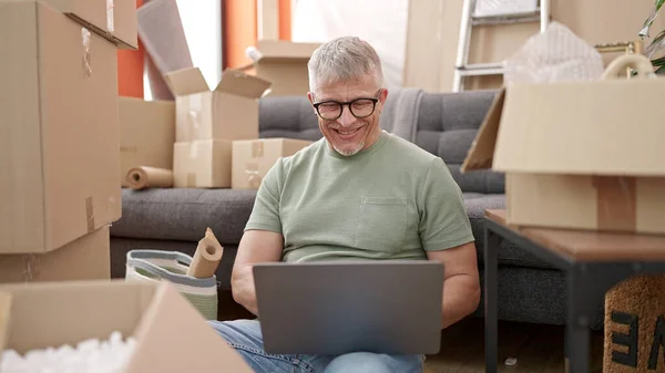 Homem Cabelos Grisalhos Meia Idade Usando Laptop Sentado Chão Nova — Fotografia de Stock