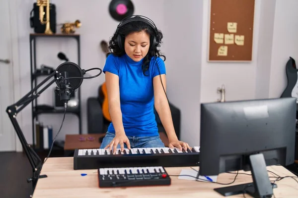 Young Chinese Woman Musician Playing Piano Keyboard Music Studio — Stockfoto