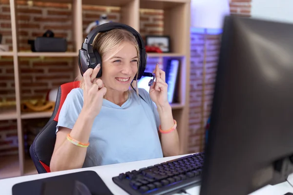 Mladá Běloška Která Hrála Videohry Sluchátkách Ukazovala Prstem Nadějí Zavřenýma — Stock fotografie