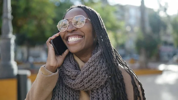 Africká Žena Usmívá Telefonu Parku — Stock fotografie