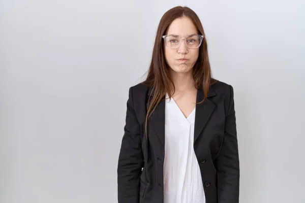 Güzel Esmer Kadın Ceketi Giyiyor Gözlüklü Komik Yüzlü Yanak Şişiriyor — Stok fotoğraf