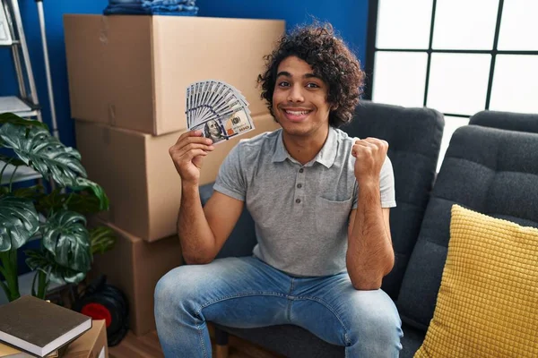 Homem Hispânico Com Cabelo Encaracolado Movendo Para Uma Nova Casa — Fotografia de Stock