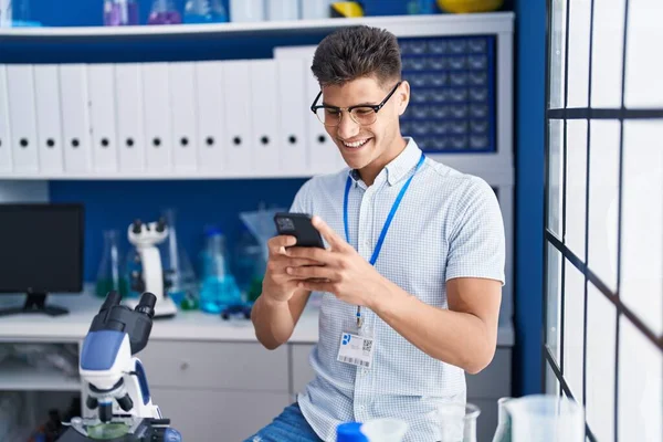 Jeune Homme Hispanique Scientifique Utilisant Smartphone Travaillant Laboratoire — Photo