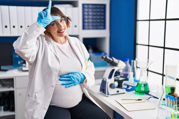 Беременная Женщина Работающая Научной Лаборатории Высмеивает Людей Пальцами Лбу Высмеивая — стоковое фото