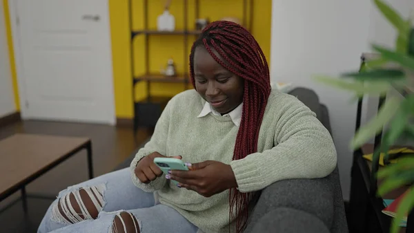 Femme Africaine Avec Des Cheveux Tressés Utilisant Smartphone Assis Sur — Photo